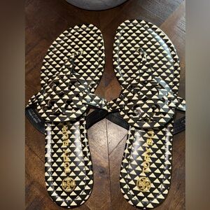 EUC Tory Burch Miller Flip Flop Sandal Triangle Geo Allover SZ 8.5
